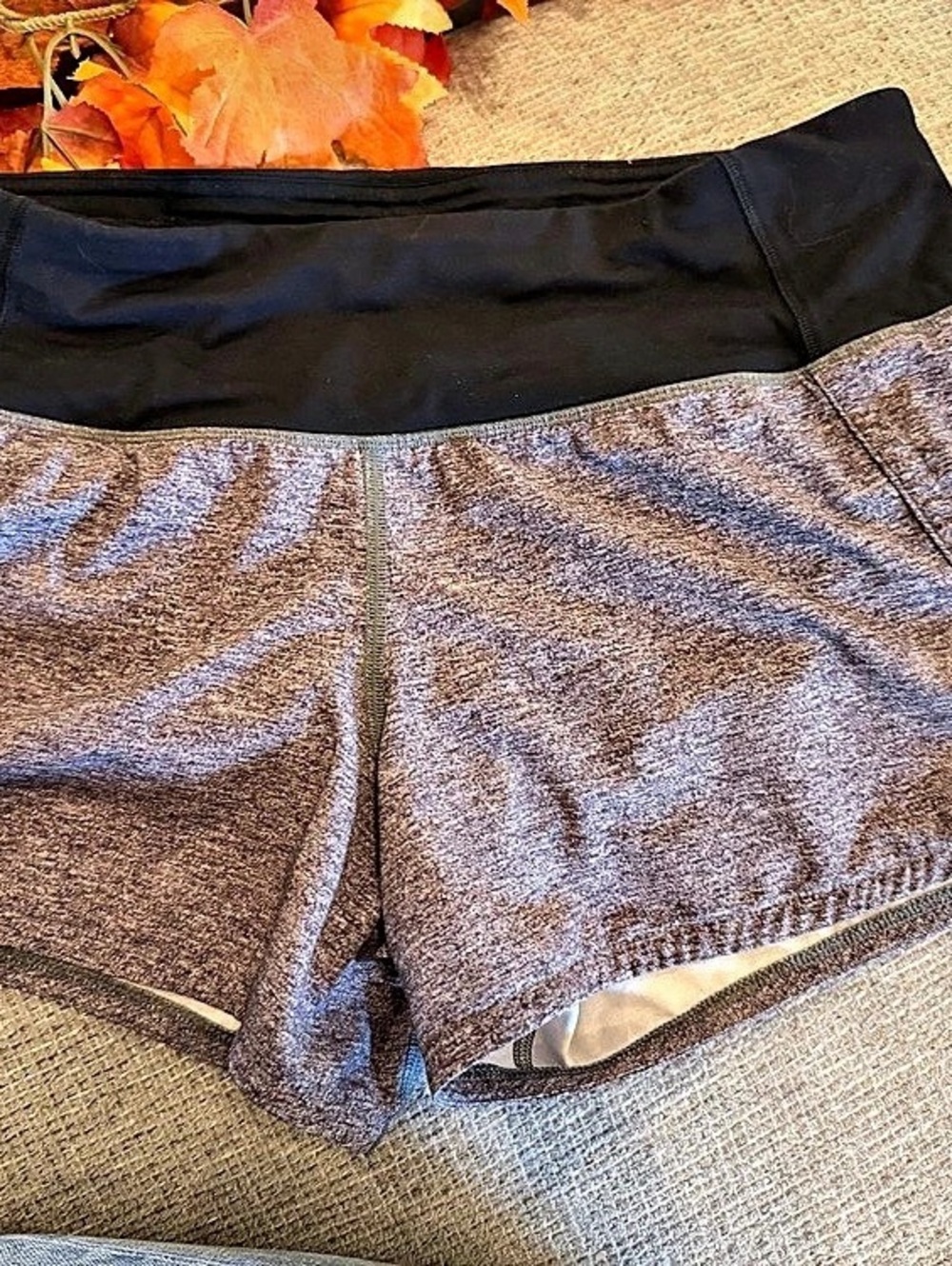 lululemon Track That Mid-Rise Short 4” Gray & Black Size 6 - Picture 2 of 4